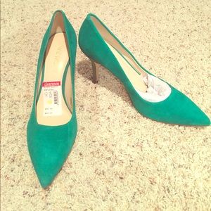 Nine West gorgeous green suede heels
