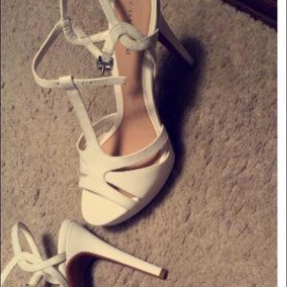 Gianni Bini White Open Toe Heels - Picture 2 of 2