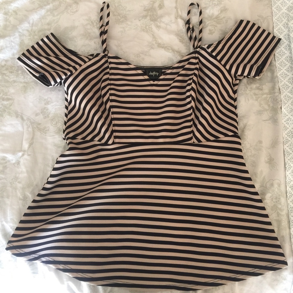 Super cute off the shoulder Day Trip top!