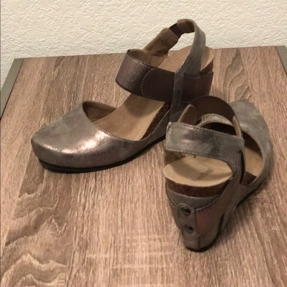 Pierre Dumas pewter wedges size 7