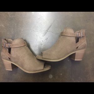 Size 6 peep toe booties- Arizona brand