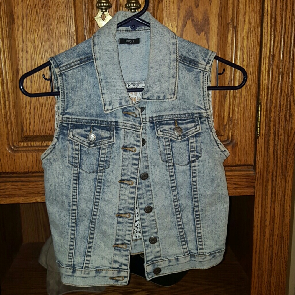 Jean and white knitted vest