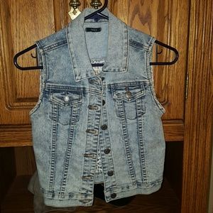 Jean and white knitted vest