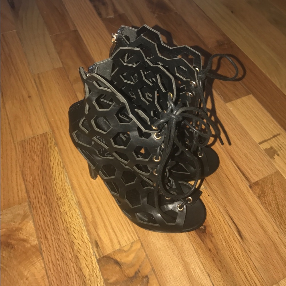 Wild Rose cut out open toe ankle lace up heels sz6