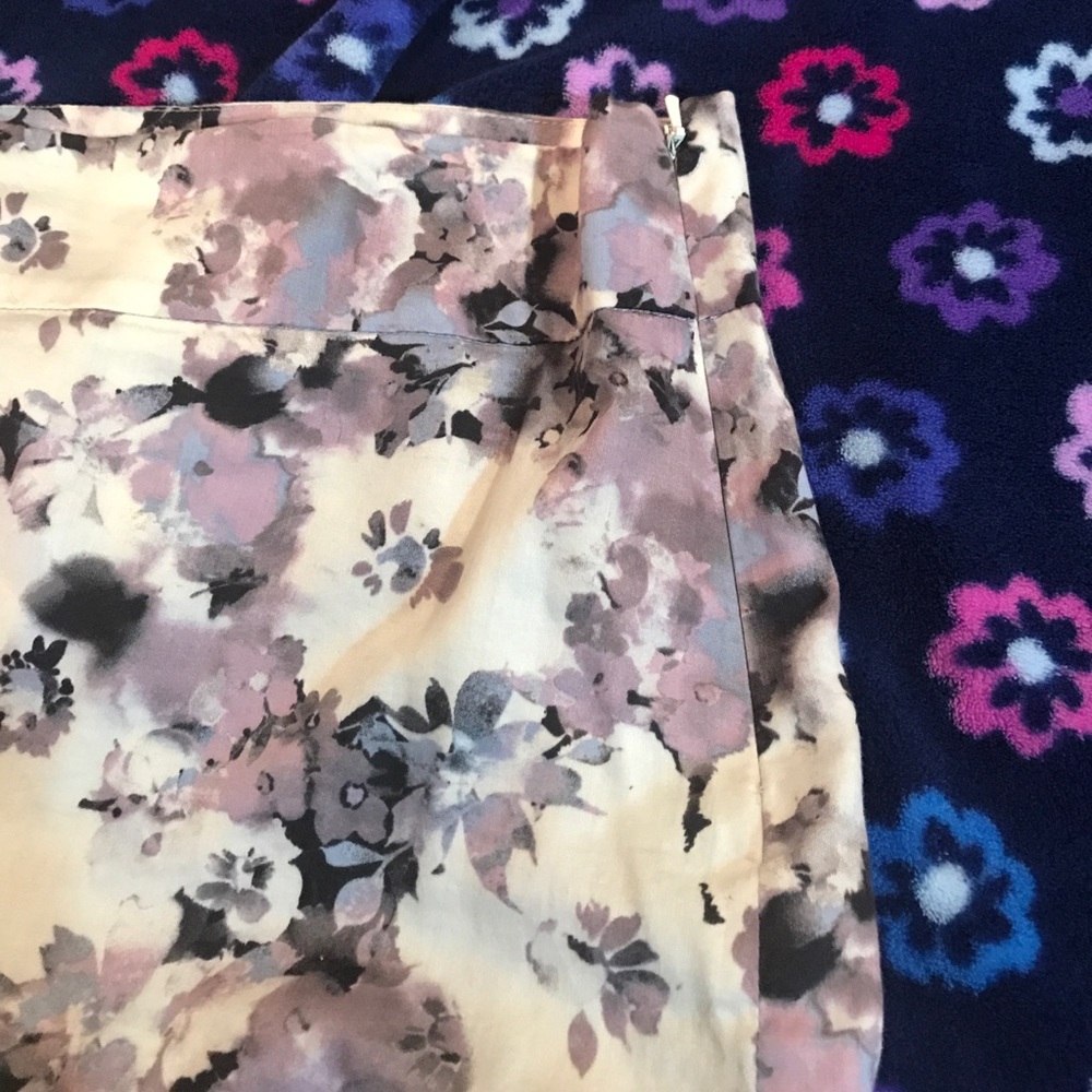Super adorable flowery pencil skirt!!! - Picture 2 of 3