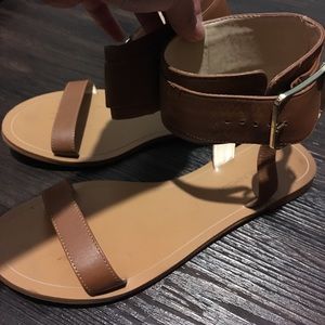 (Like new!) size 7.5 Banana Republic brown sandals