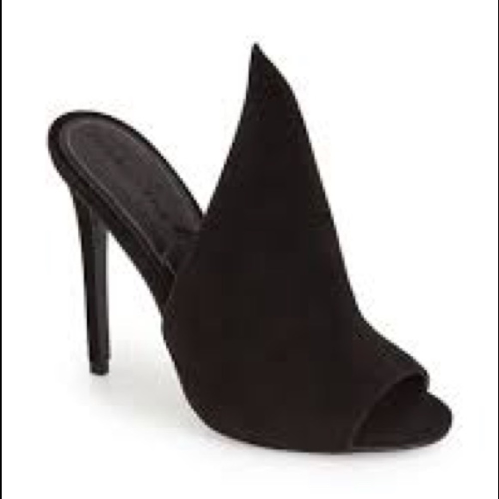 Kendall and Kylie slip on heels