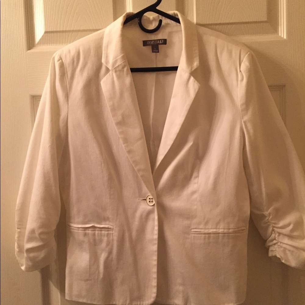 White, one button, jacket. (Professional dress).