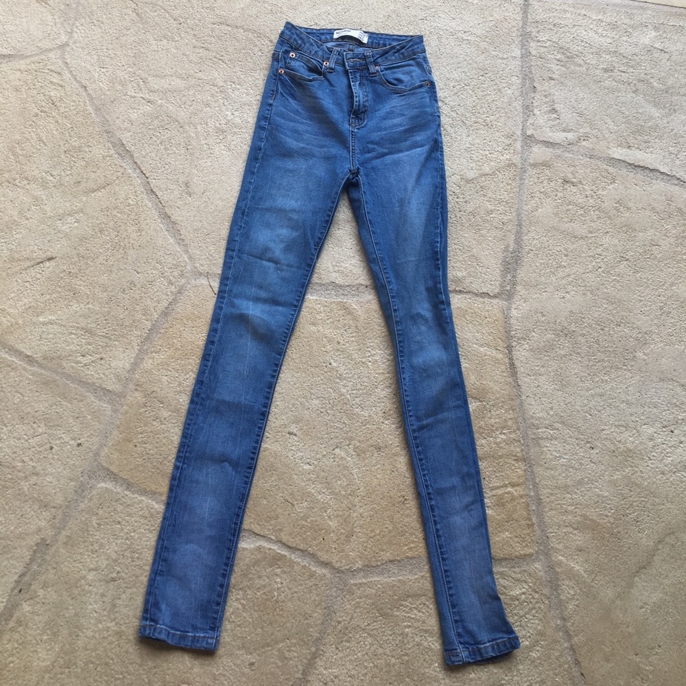 High rise jeans. Stretchy material!