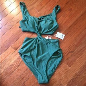 Beautiful green cupshe one piece swimsuit!