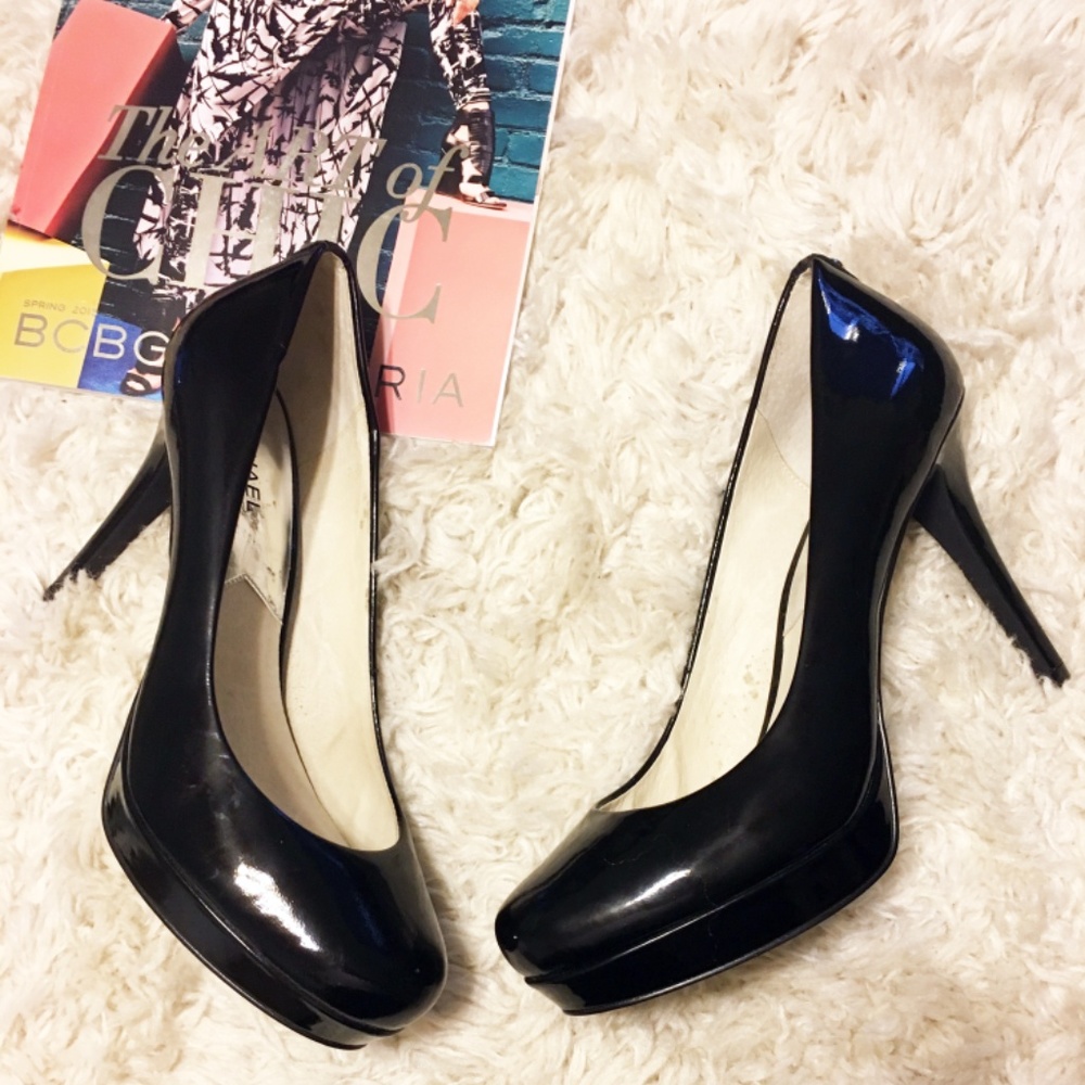  MICHAEL  Michael Kors Black Patent Pumps