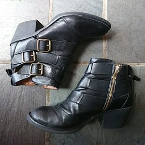 REPORT | Asher buckle booties