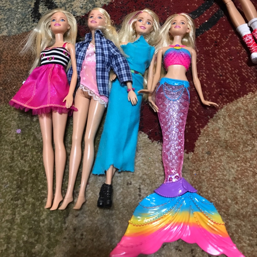 15 barbies and lots of clothes!!!