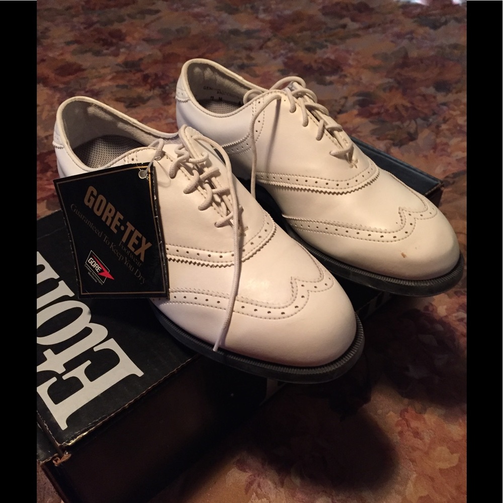 Women's golf shoes