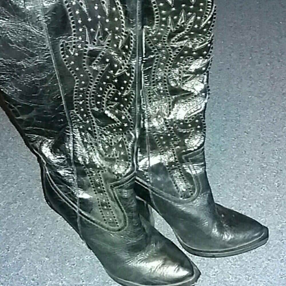 Black cowgirl boots