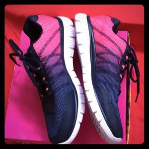 Women's size 8.5 Memory Foam shoes