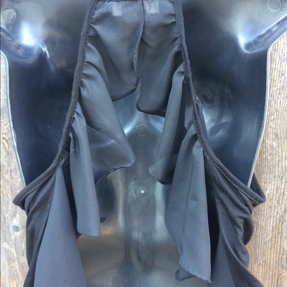 Black crop top with open back and ruffles - Picture 4 of 4