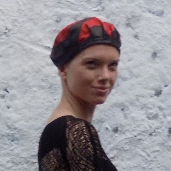 Leather-Hat in red and black