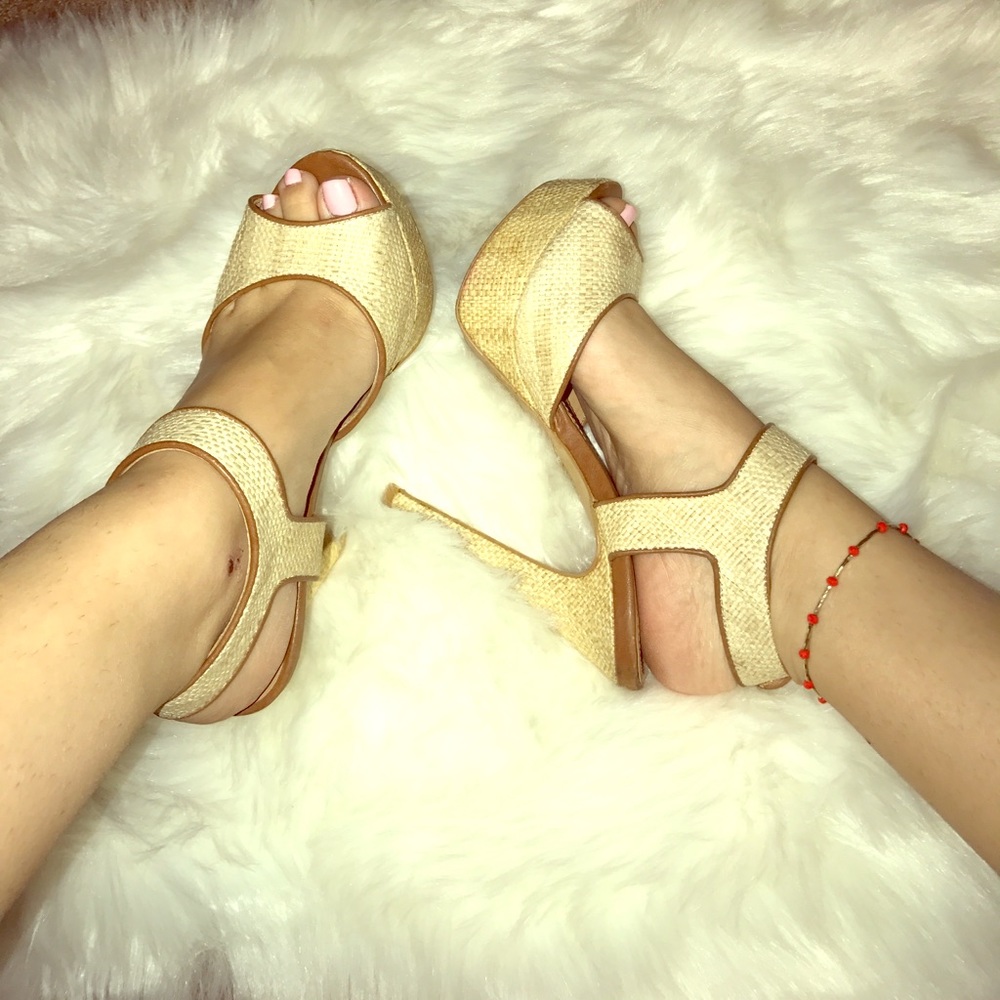 Tan heels good condition