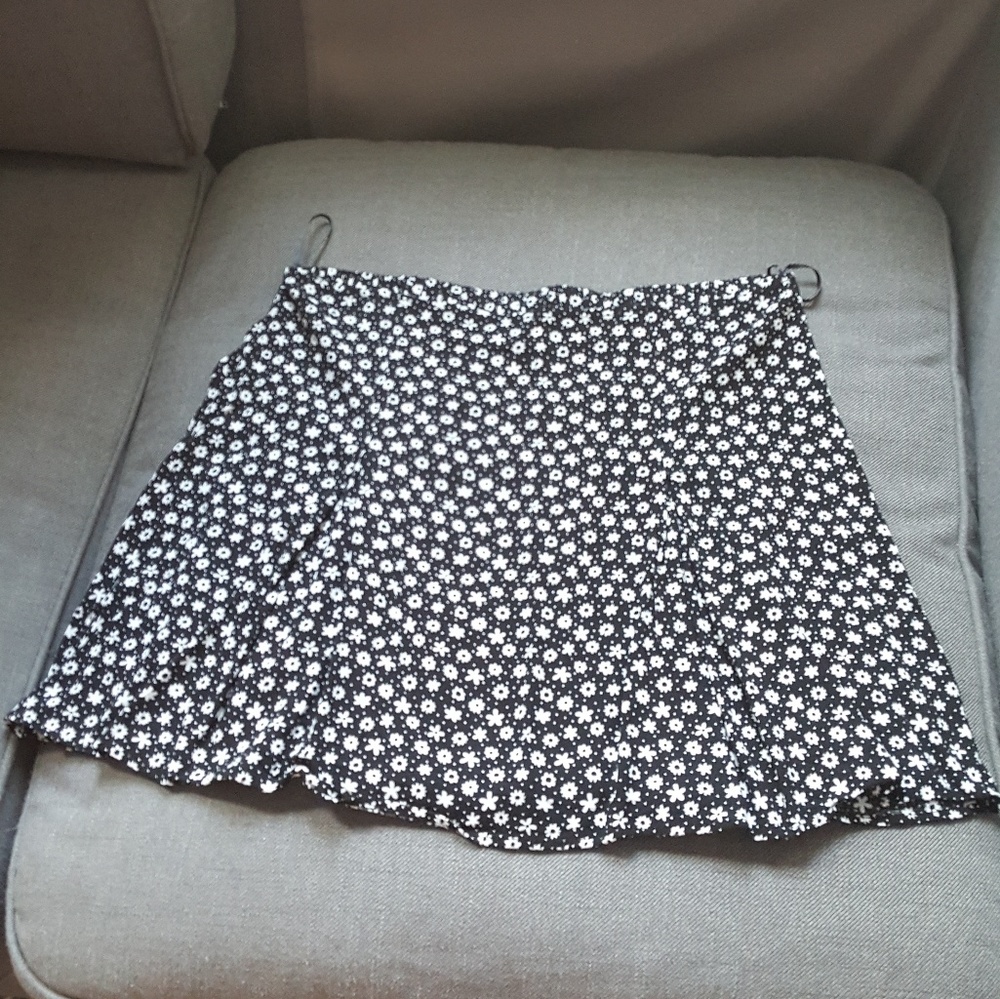H&M Divided Black & White floral print mini skirt