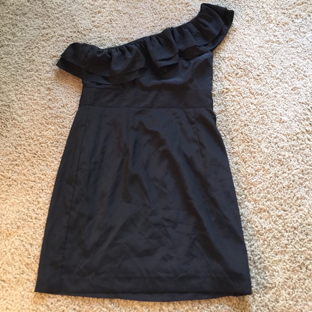 🎉HP🎉 {Level Eight} Black one shoulder dress
