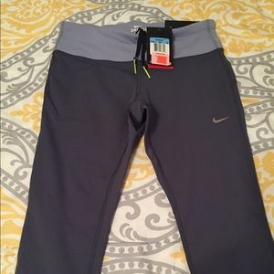 Women's Nike cropped workout pants.  Size M.  NWT