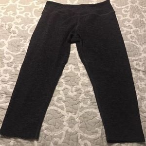 Ladies size M beyond yoga grey black marble Capri!