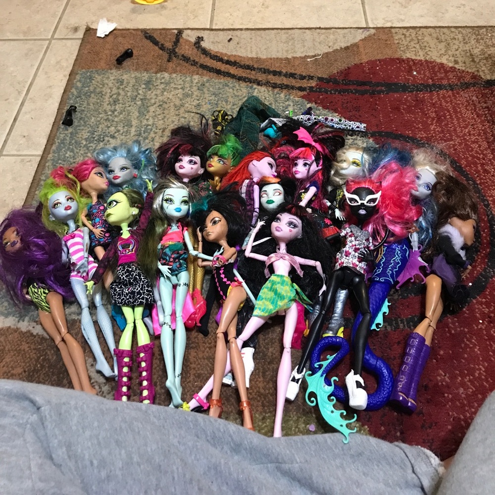 18 monster high dolls with accessories