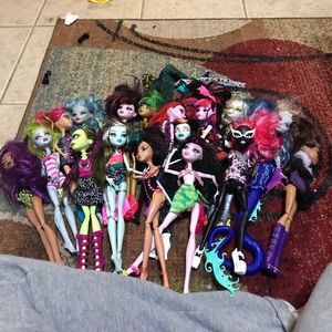 18 monster high dolls with accessories