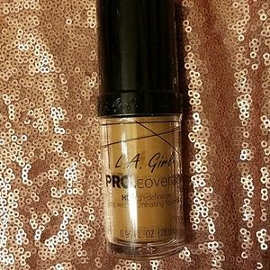 La girl warm beige foundation