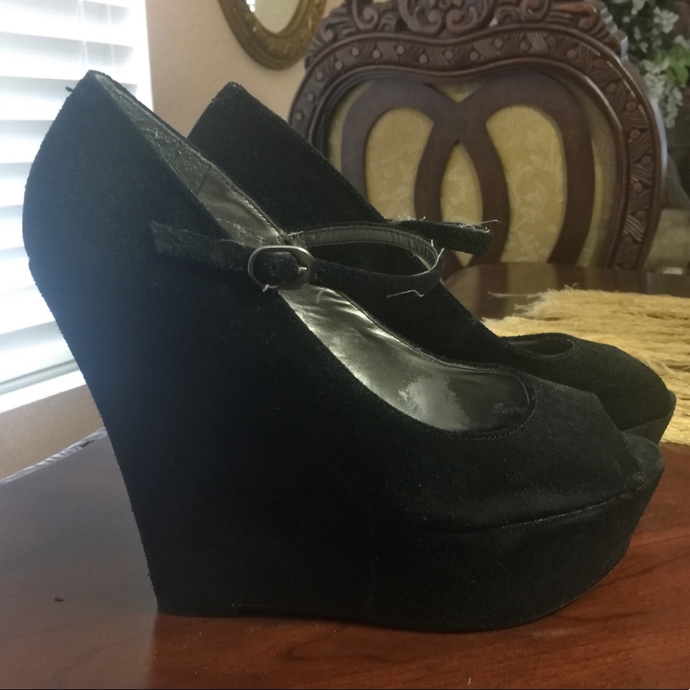 Steve Madden Black Wedges