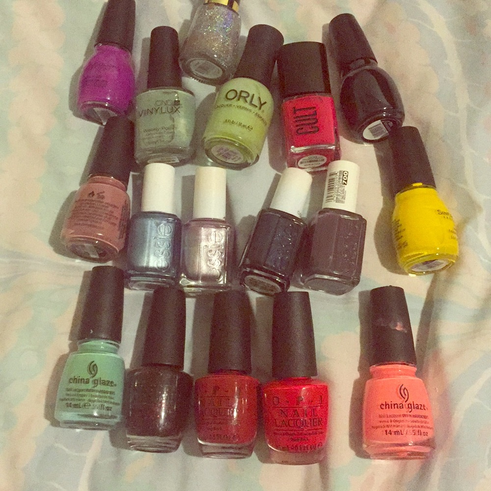 Bundle of 17 polishes