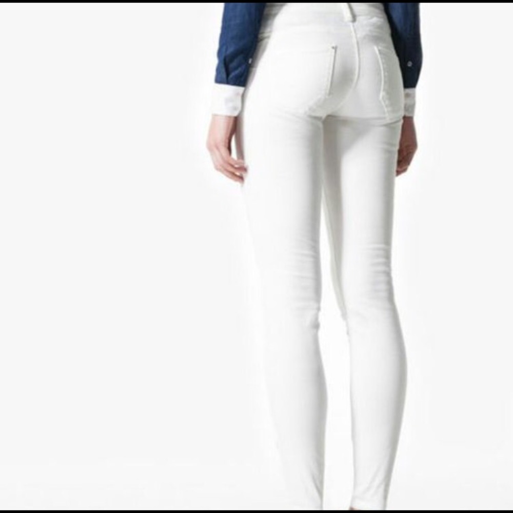 ✨New with Tag✨ White (Push Up) Jeans-Stradivarius