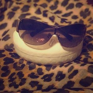 Coach sunglasses with case and cleaning cloth