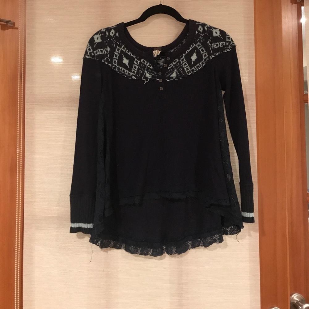 Adorable free people sweater shirt