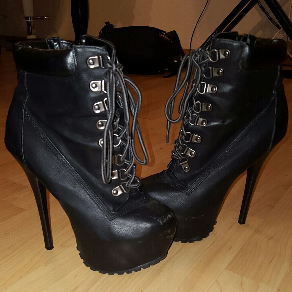 Black high laced stiletto boot