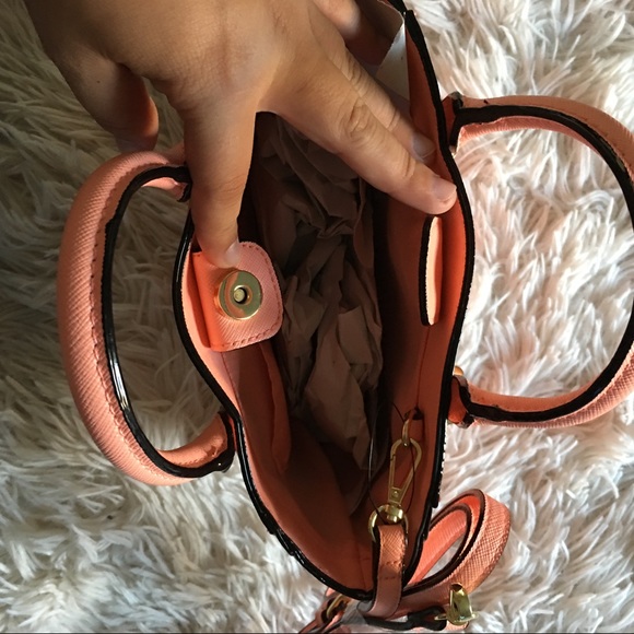 🌸🌸Cute Crossbody!! - Picture 3 of 4