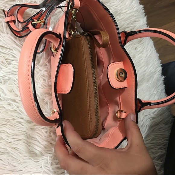 🌸🌸Cute Crossbody!! - Picture 4 of 4