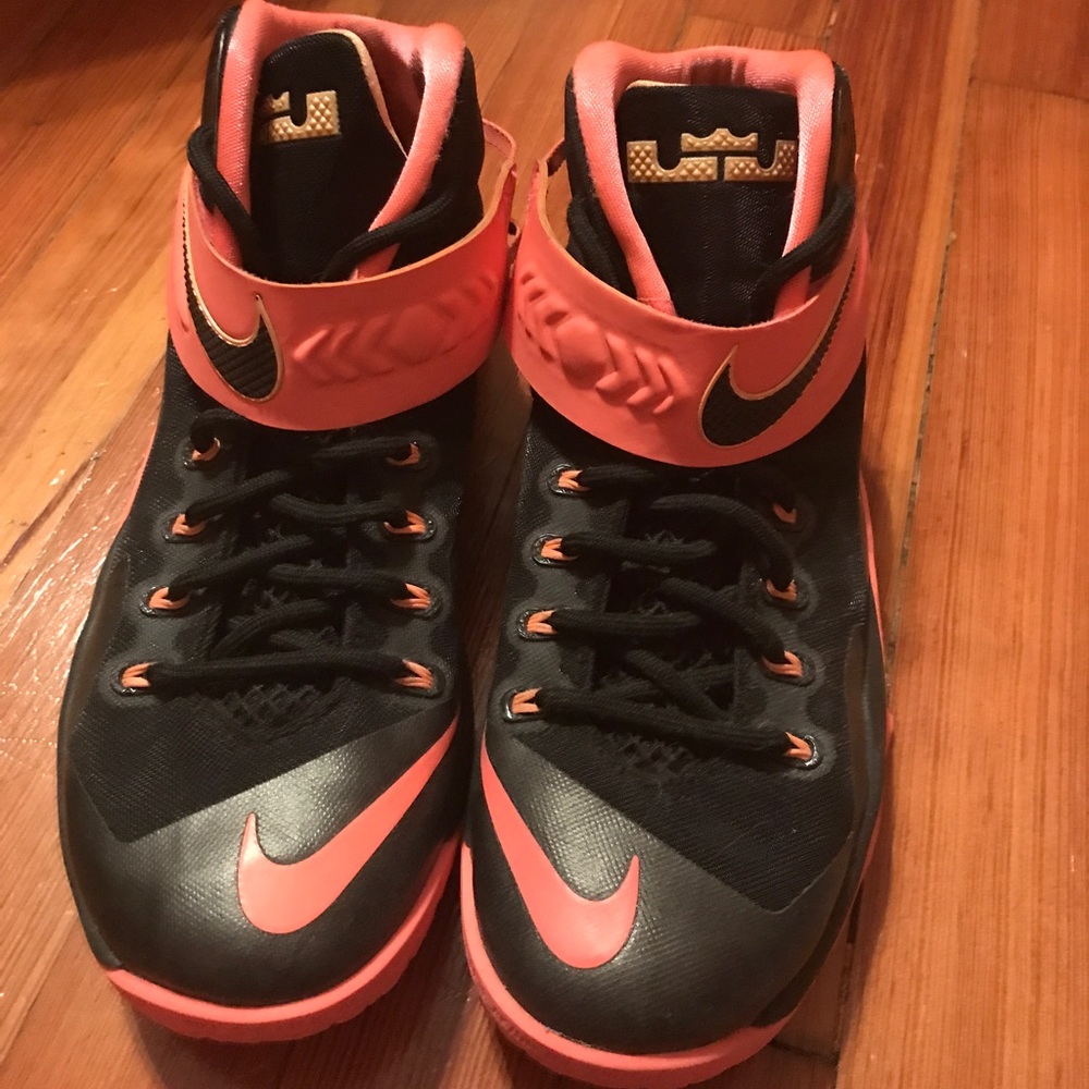 Men's 8.5 Nike basketball shoes