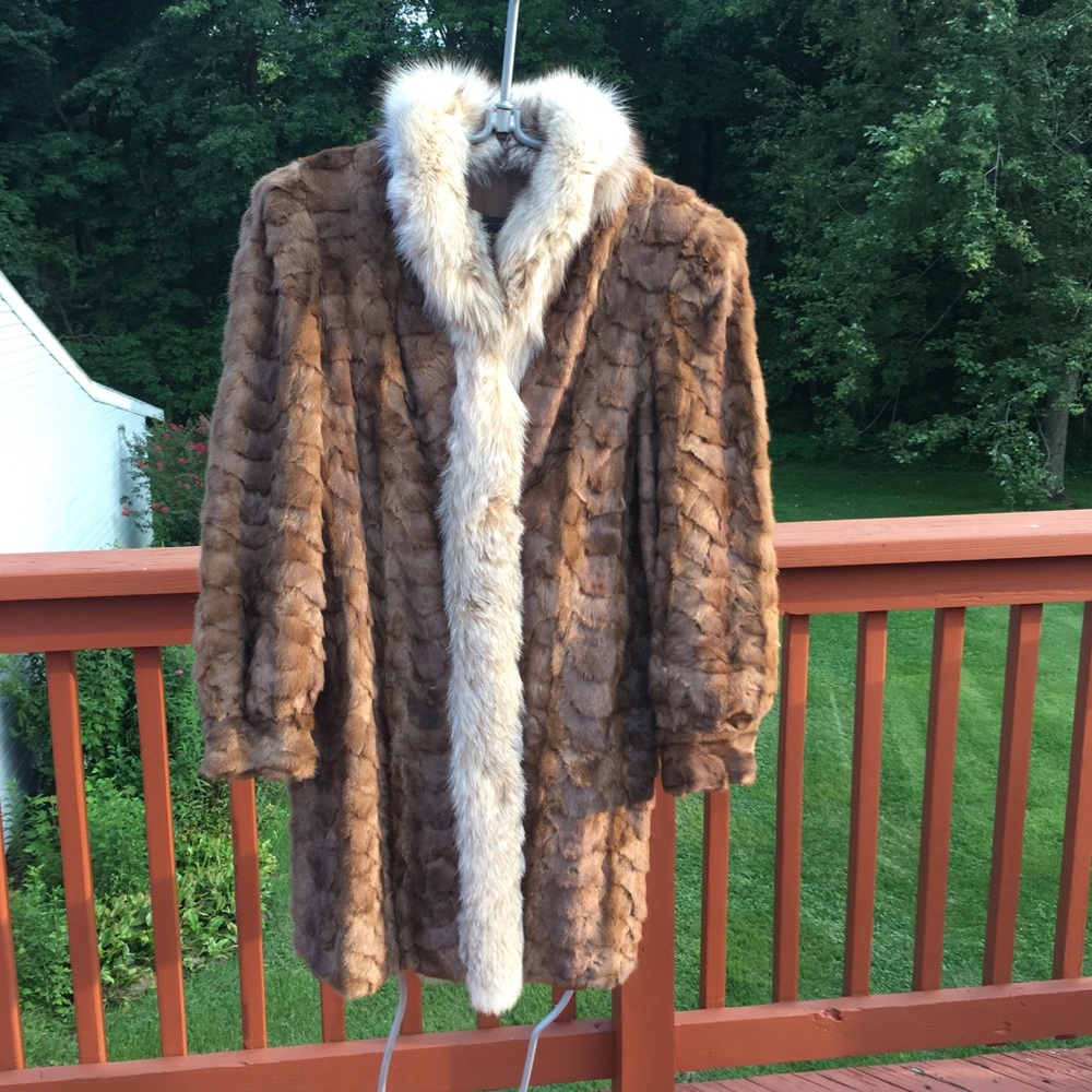 BEAUTIFUL WOMENS FOX FUR TRIM COAT