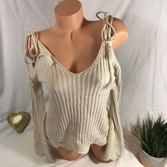 Romeo & Juliet shoulder tie sweater. - Picture 3 of 8