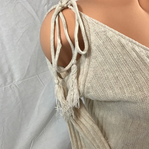 Romeo & Juliet shoulder tie sweater. - Picture 5 of 8