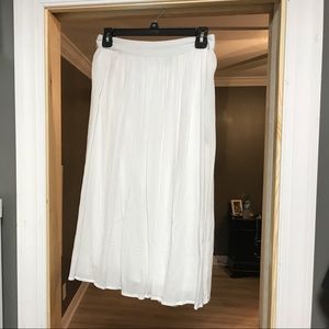 White flowy skirt