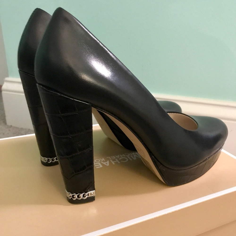 MICHAEL KORS Sabrina Leather Pump: Black