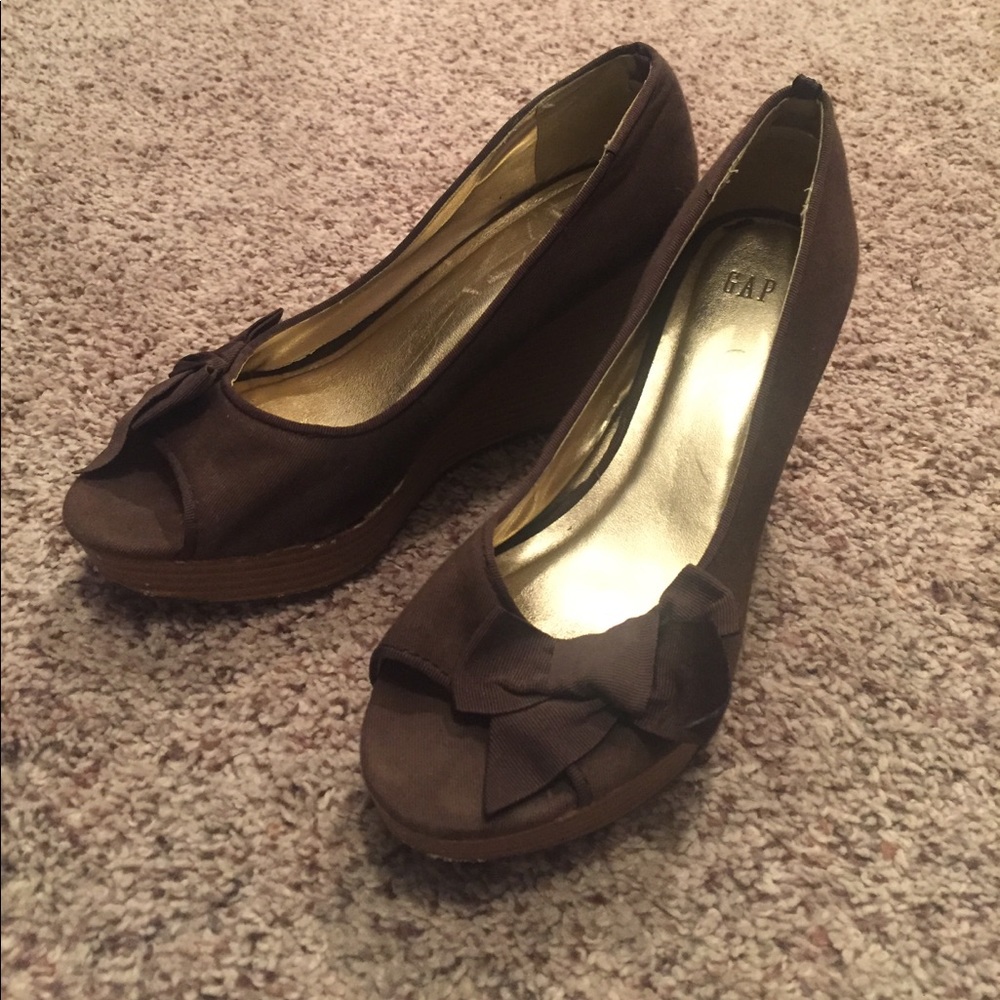 Brown canvas Gap wood wedge