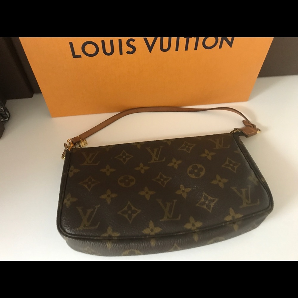 ❌SOLD❌💯Auth Louis Vuitton pochette, older model