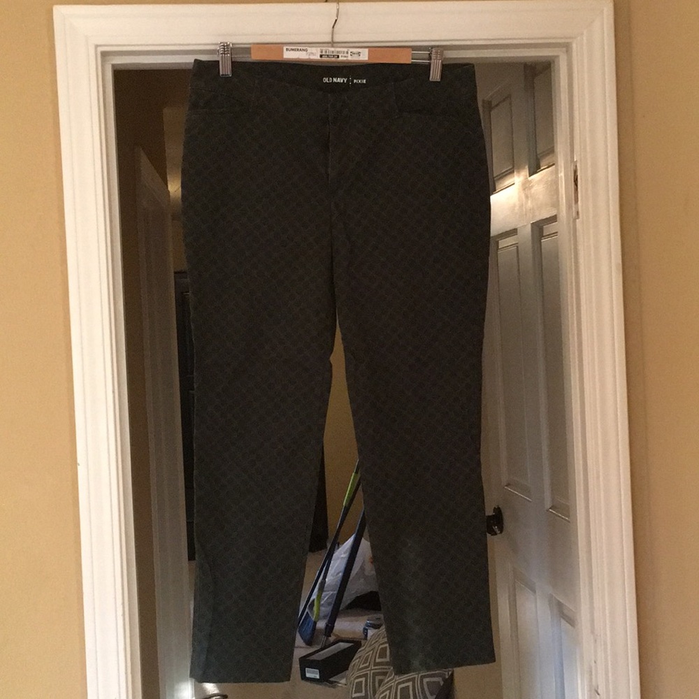 Old Navy Pixie Cropped pant, olive green polka dot