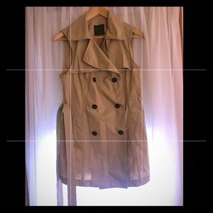 Sleeveless trench