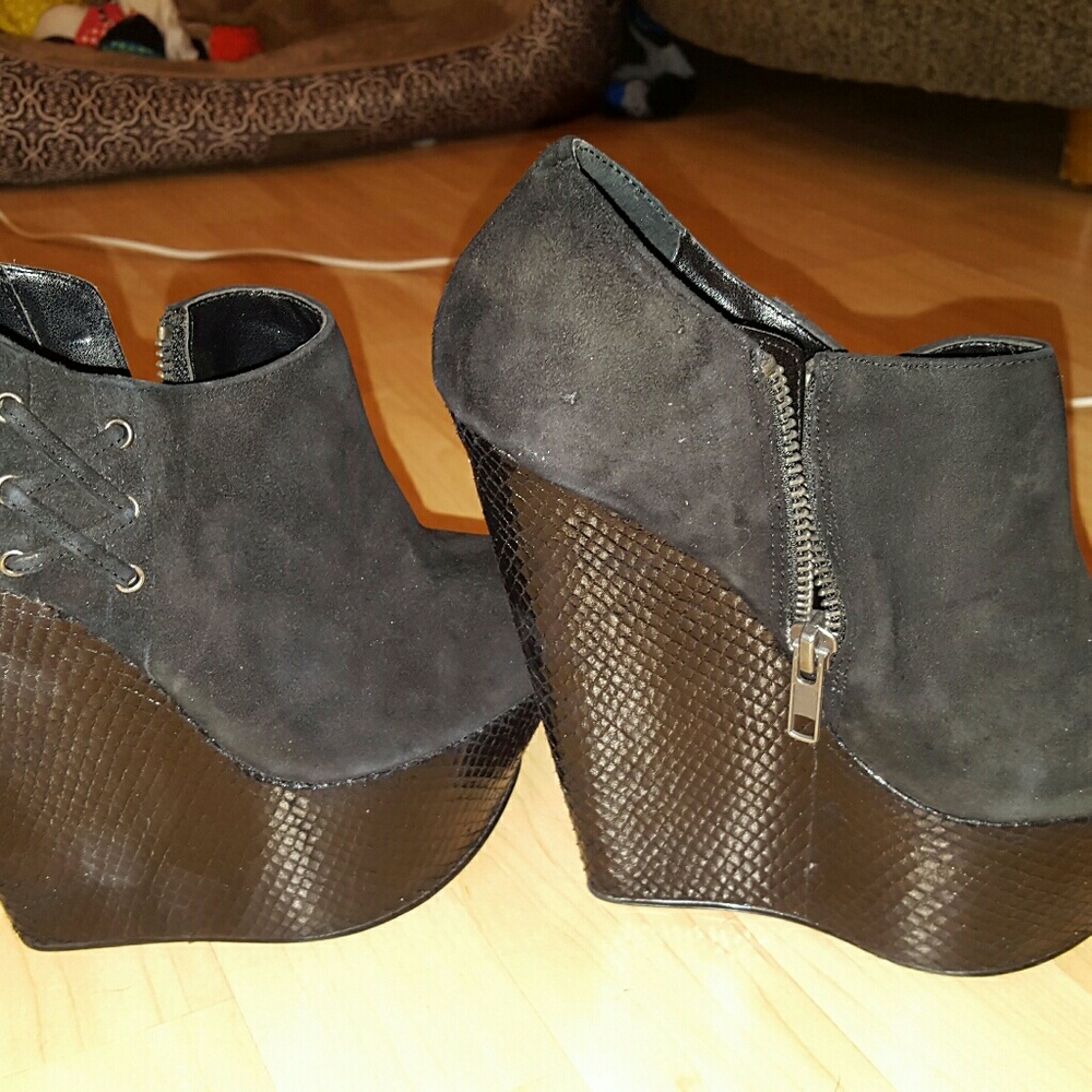 Black wedge heels