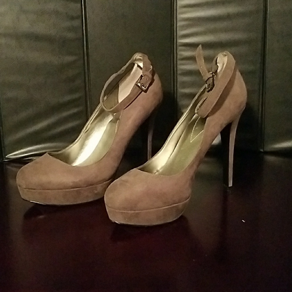 Guess Suede Pumps
